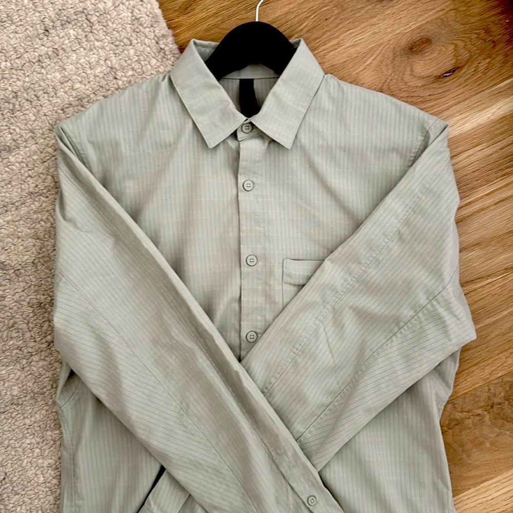 Lulu Lemon men’s Live In Practice Down To The Wire button up shirt